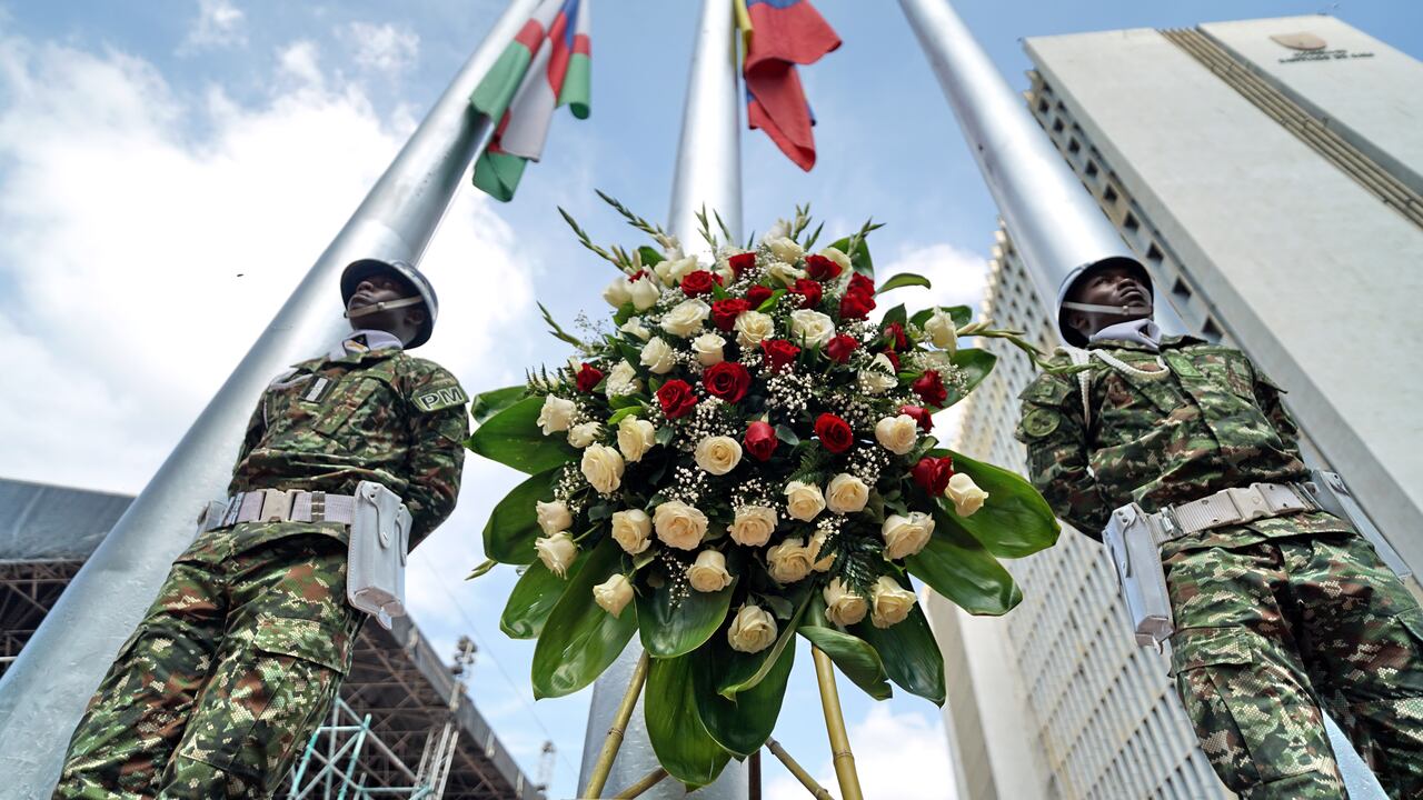 En la plazoleta Jairo Varela, los Comandantes de la Fuerza Pública y las autoridades municipales de la ciudad de Cali, en compañía de las víctimas del conflicto armado, rindieron un sentido homenaje a los héroes que dieron sus vidas, defendieron el país con valor, honor y sacrificio.