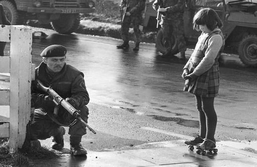 Army Patrol, de Clive Limpkin. Tomada en 1971 en Irlanda del Norte.