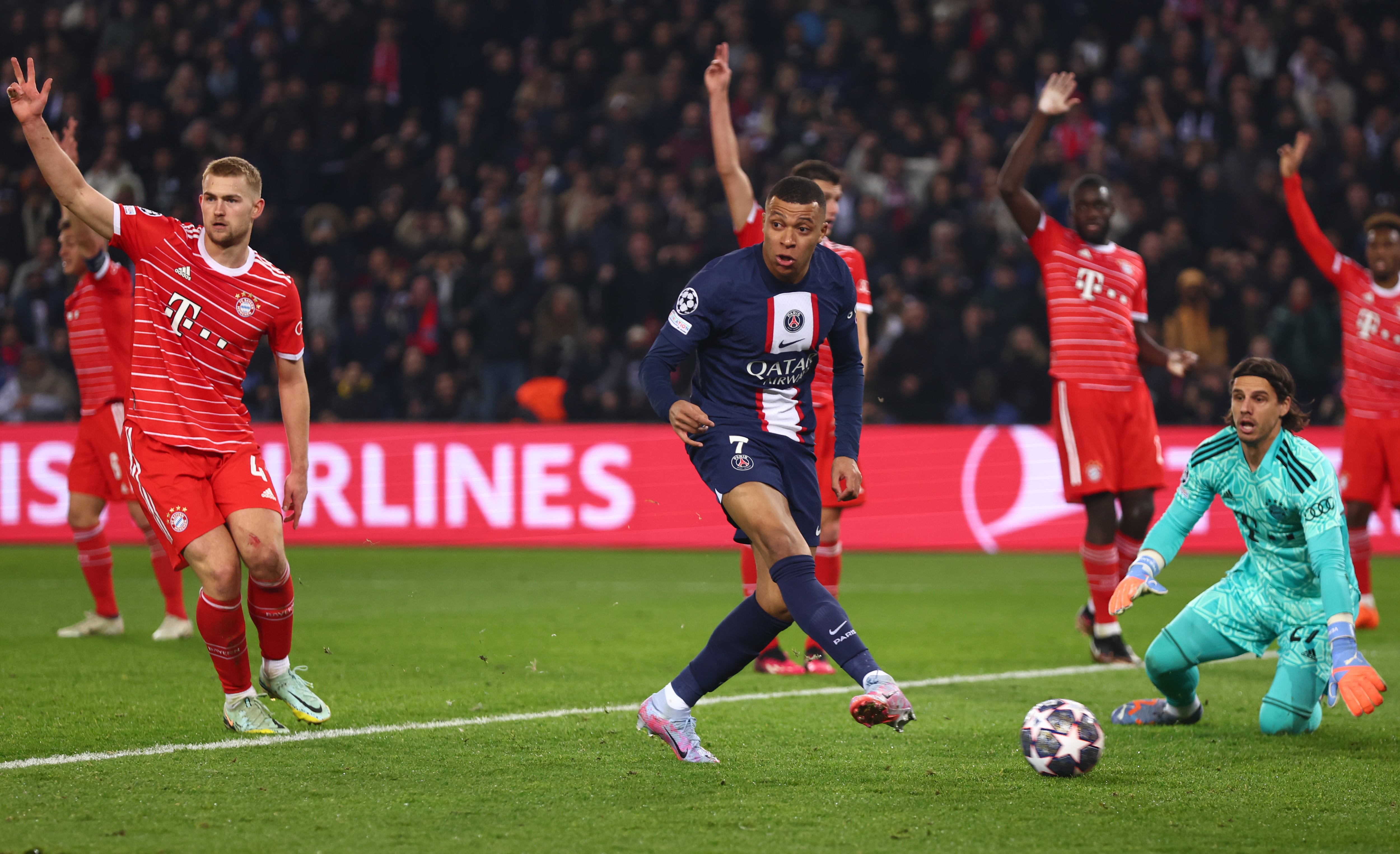 Kylian Mbappe a la expectativa de la decisión del VAR sobre su gol en UCL.