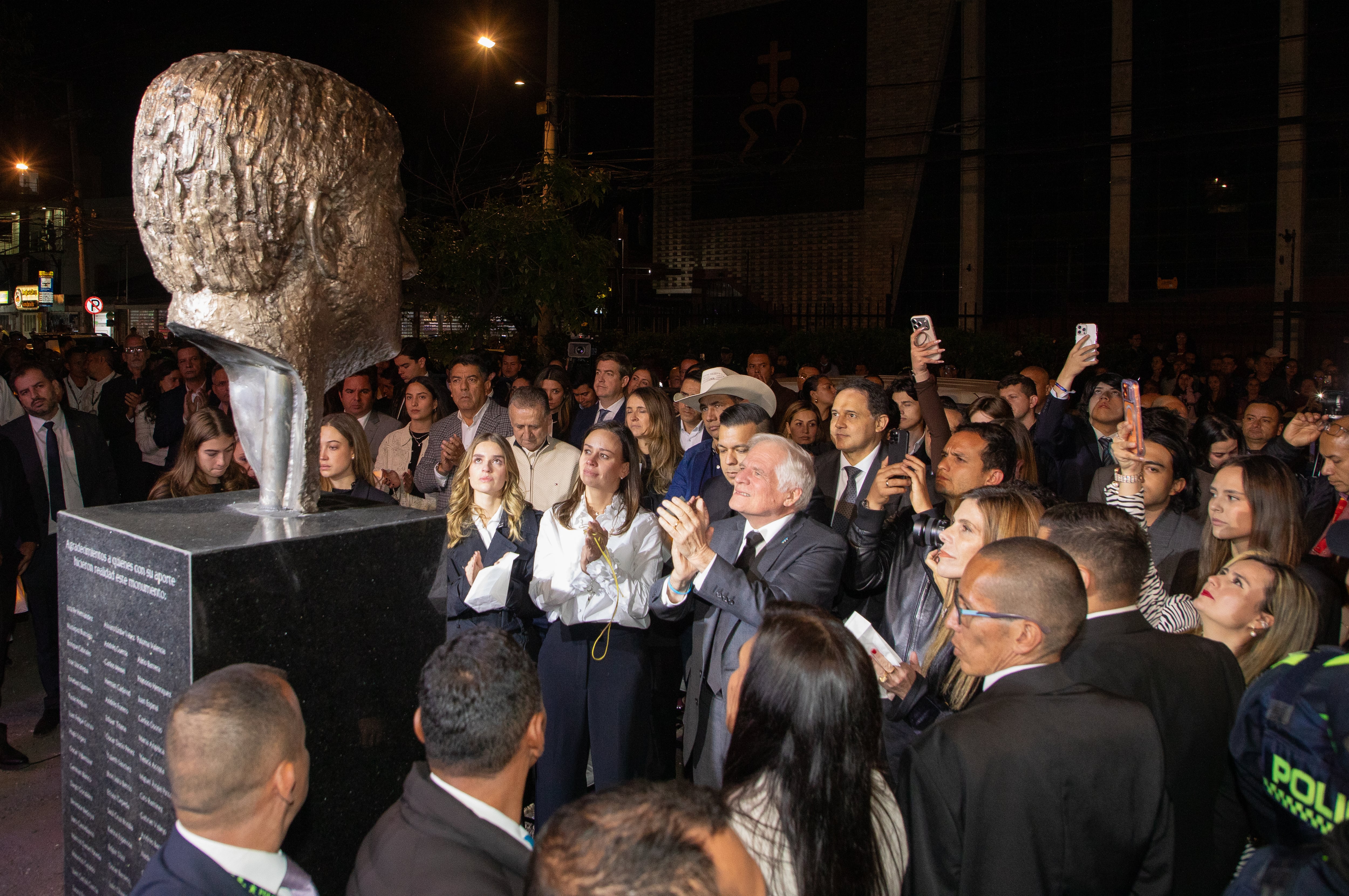 DEVELACIÓN DEL MONUMENTO DE MIGUEL URIBE TURBAY
UN PAÍS SIN VIOLENCIA, MI PROPÓSITO DE VIDA
FECHA: 11 de Agosto del 2026
HORA: 6:00 pm
INVITA: SENADOR JOTA PE HERNÁNDEZ
LUGAR: Parque Miguel Uribe Turbay Bogotá
Antiguo parque "El golfito"