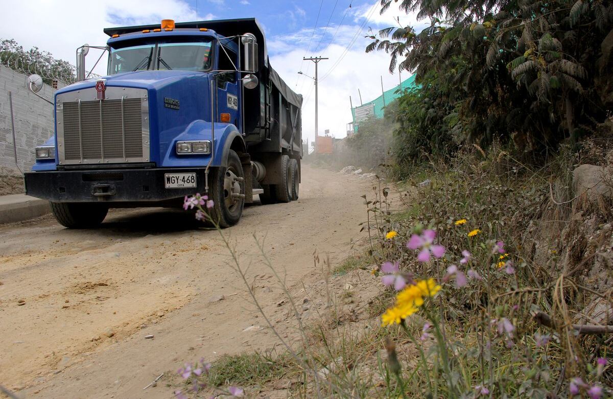 "Los camiones bajan hasta 200 veces", dijo una habitante del sector a Semana.com. Foto: SEMANA