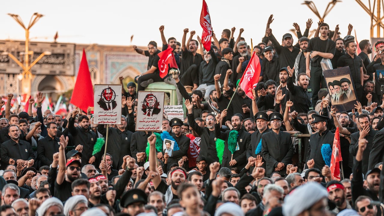 En esta fotografía difundida por la oficina del líder supremo de Irán, los dolientes corean consignas y alzan los puños durante la ceremonia fúnebre del ayatolá Alí Jamenei, el difunto líder supremo, en el santuario del Imán Reza.