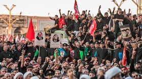 En esta fotografía difundida por la oficina del líder supremo de Irán, los dolientes corean consignas y alzan los puños durante la ceremonia fúnebre del ayatolá Alí Jamenei, el difunto líder supremo, en el santuario del Imán Reza.
