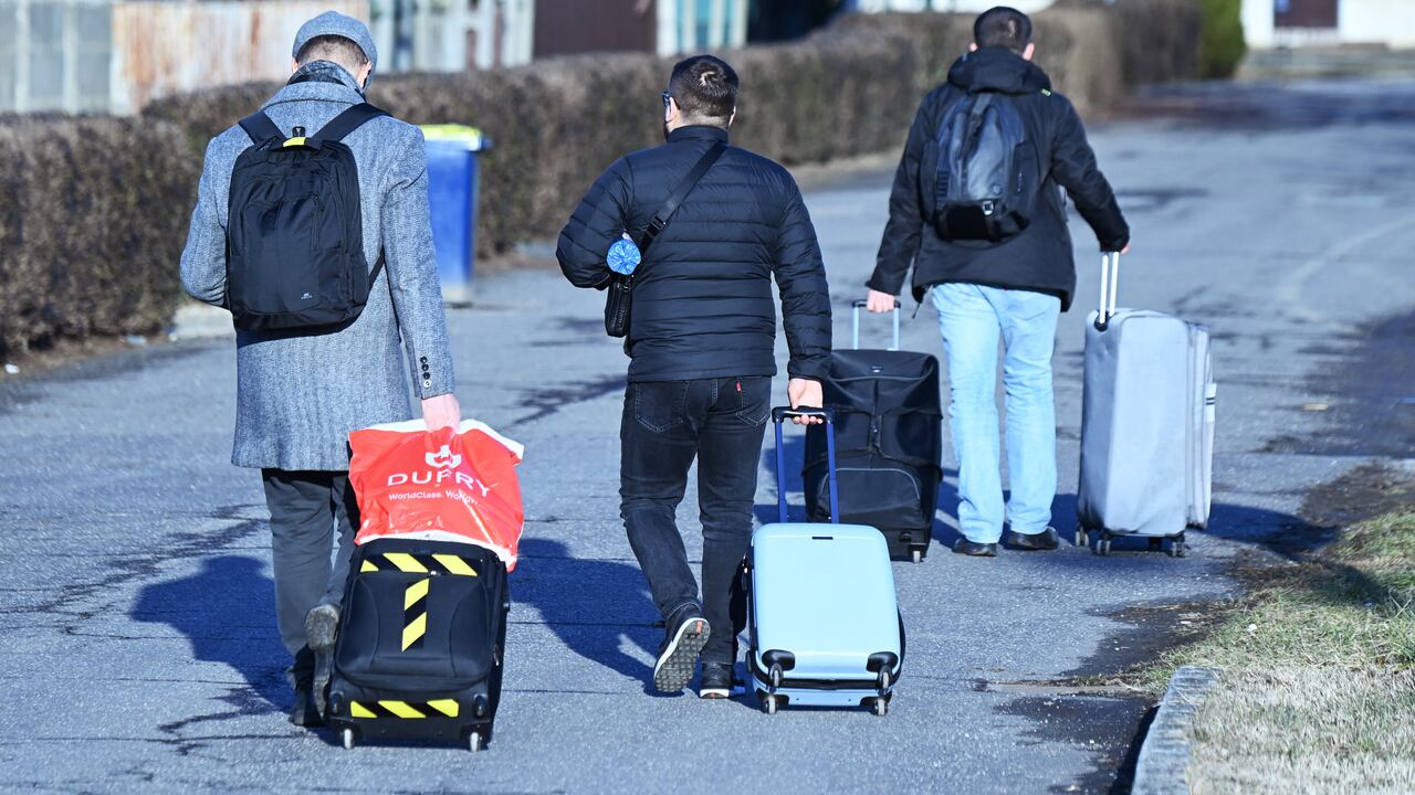 Miles de ciudadanos abandonan Ucrania para huir de la guerra. Foto: Attila Kisbenedek / AFP.