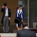 El rey Carlos III de Gran Bretaña y la reina consorte se paran con otros miembros de la familia real en los escalones durante una fiesta en el jardín en el Palacio de Buckingham, Londres, el miércoles 3 de mayo de 2023, para celebrar la coronación el 6 de mayo. (Yui Mok/Pool via AP)