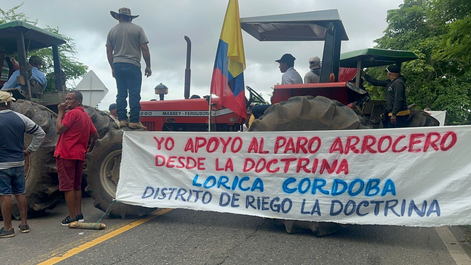 Arroceros bloquean la vía Lorica - Cereté, en Córdoba.