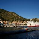 Un transbordador ingresa al puerto de la pequeña isla toscana de Isola del Giglio, Italia, el jueves 13 de enero de 2022. Foto AP/Andrew Medichini