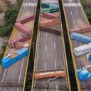 Un tanque cisterna y 15 contenedores fueron desplegados en los tres canales del puente internacional Tienditas.