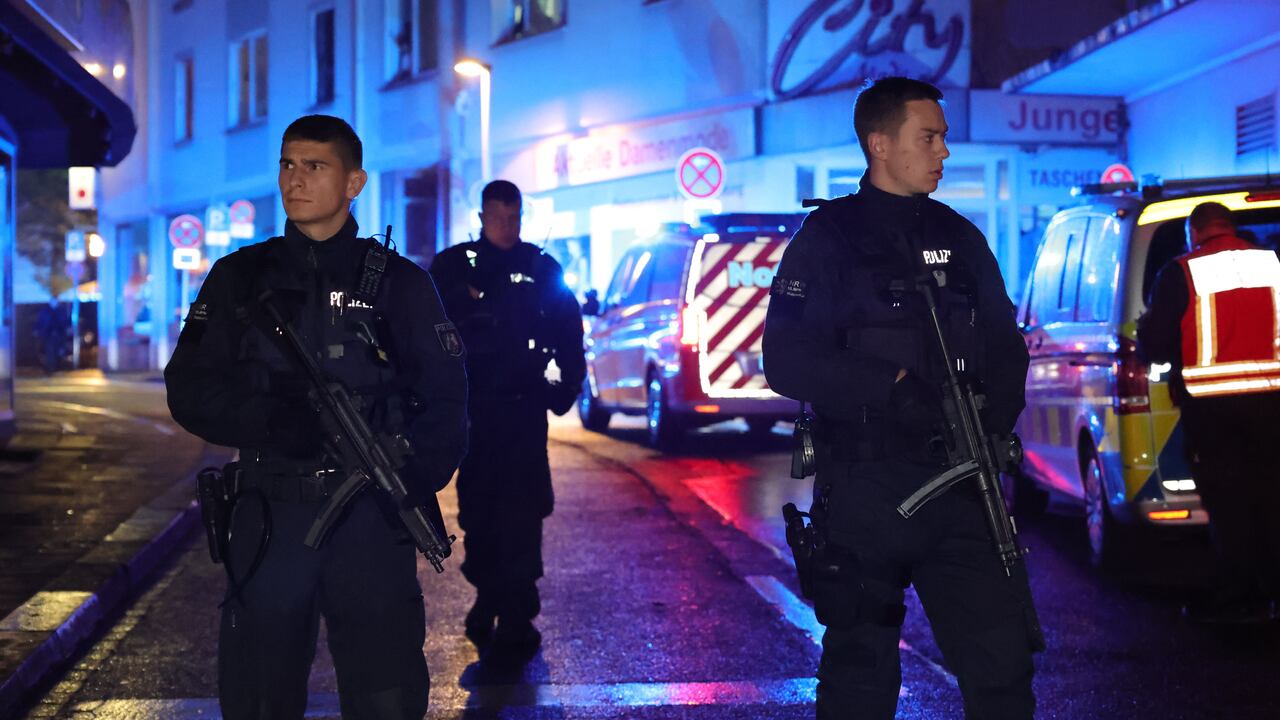 23 de agosto de 2024, Renania del Norte-Westfalia, Solingen: La policía y las ambulancias se encuentran cerca del lugar. Hubo muertos y heridos en un ataque en las celebraciones del 650 aniversario de la ciudad. El arma homicida presuntamente fue un cuchillo, según fuentes policiales. La policía dio una gran alarma. Foto: Gianni Gattus/dpa (Foto de Gianni Gattus/Picture Alliance vía Getty Images)
