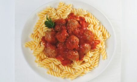 Ragú y albóndigas de carne. Vea más galerías