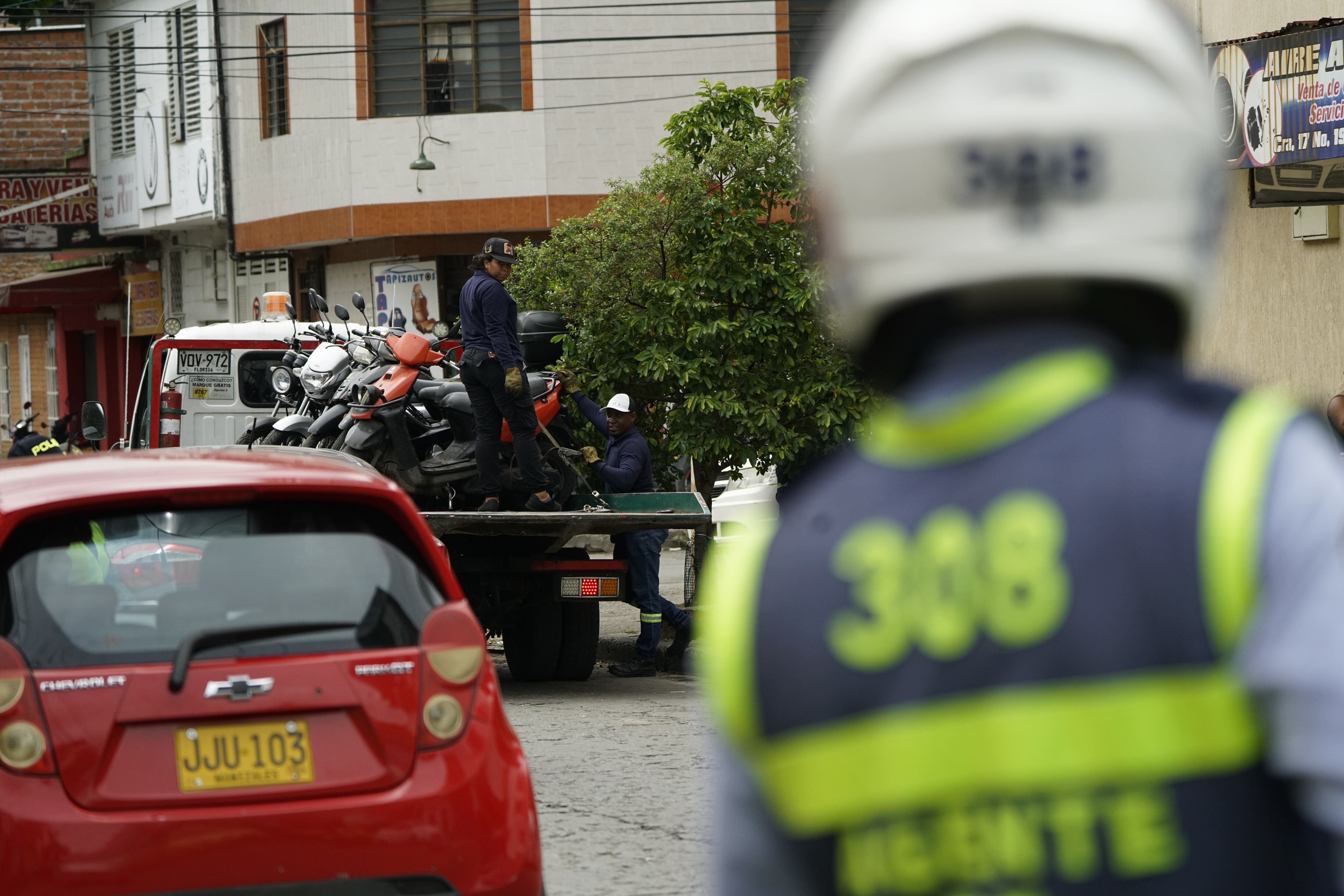 Autoridades desplegaron un operativo sorpresa en el sector de la calle 16 en el centro de Cali, para hacer frente al hurto de vehículos y el comercio ilegal de autopartes. Más de 250 uniformados de la Policía Metropolitana Santiago de Cali, acompañados por el Alcalde, la Secretaría de Movilidad y la Secretaria de Seguridad y Justicia, llegaron hasta el lugar con un completo dispositivo de capacidades periciales,  técnicas, tecnológicas y logísticas