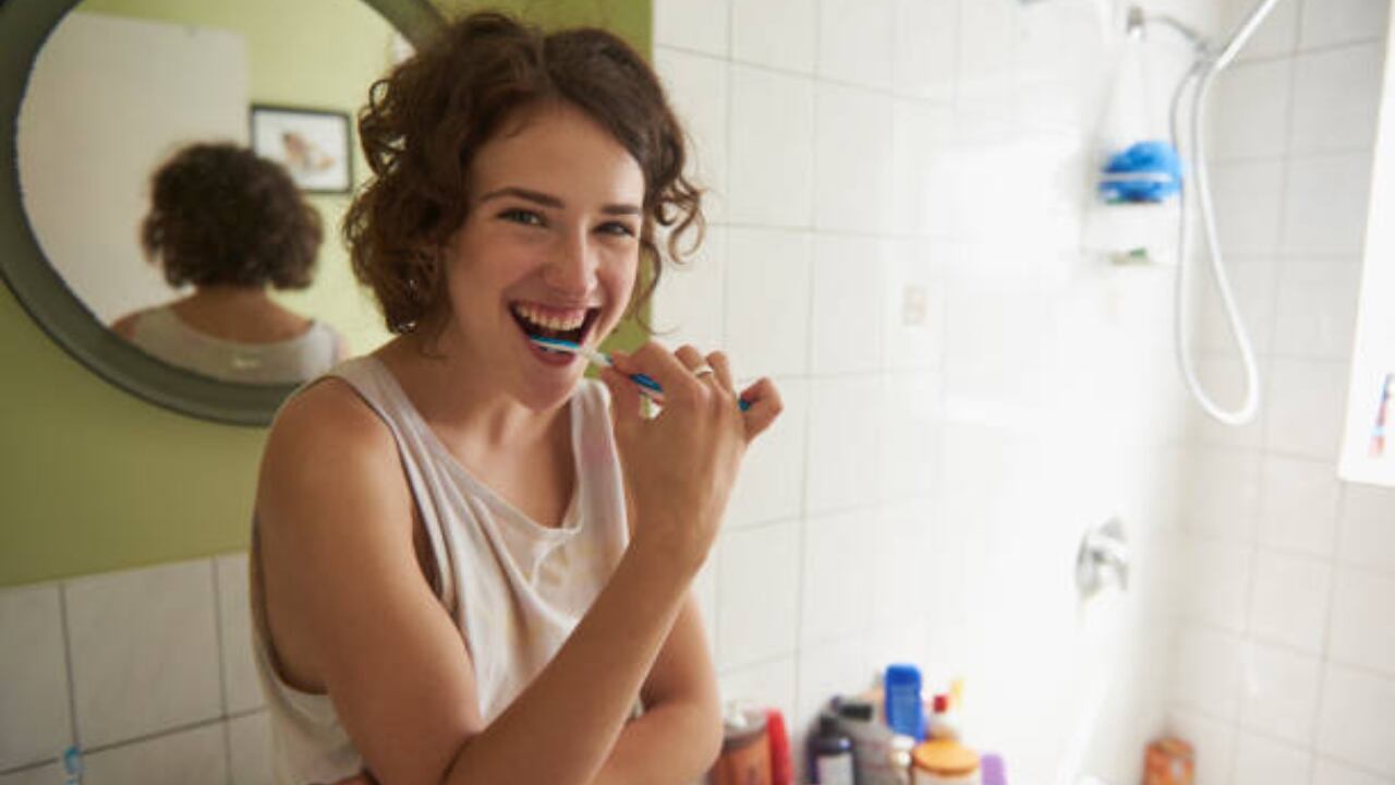 Lavarse los dientes de manera correcta es vital para la salud