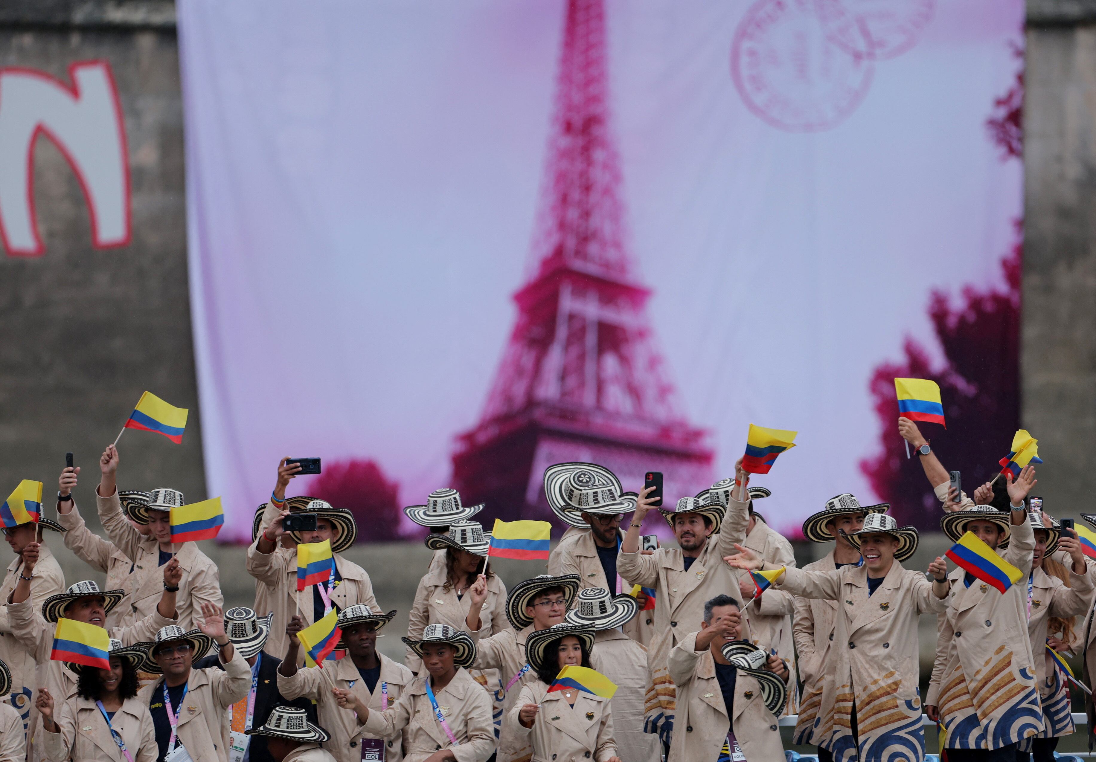 Atletas de Colombia en el barco hacen presencia en la ceremonia de apertura de los Juegos Olímpicos París 2024 estando en el Río Sena.