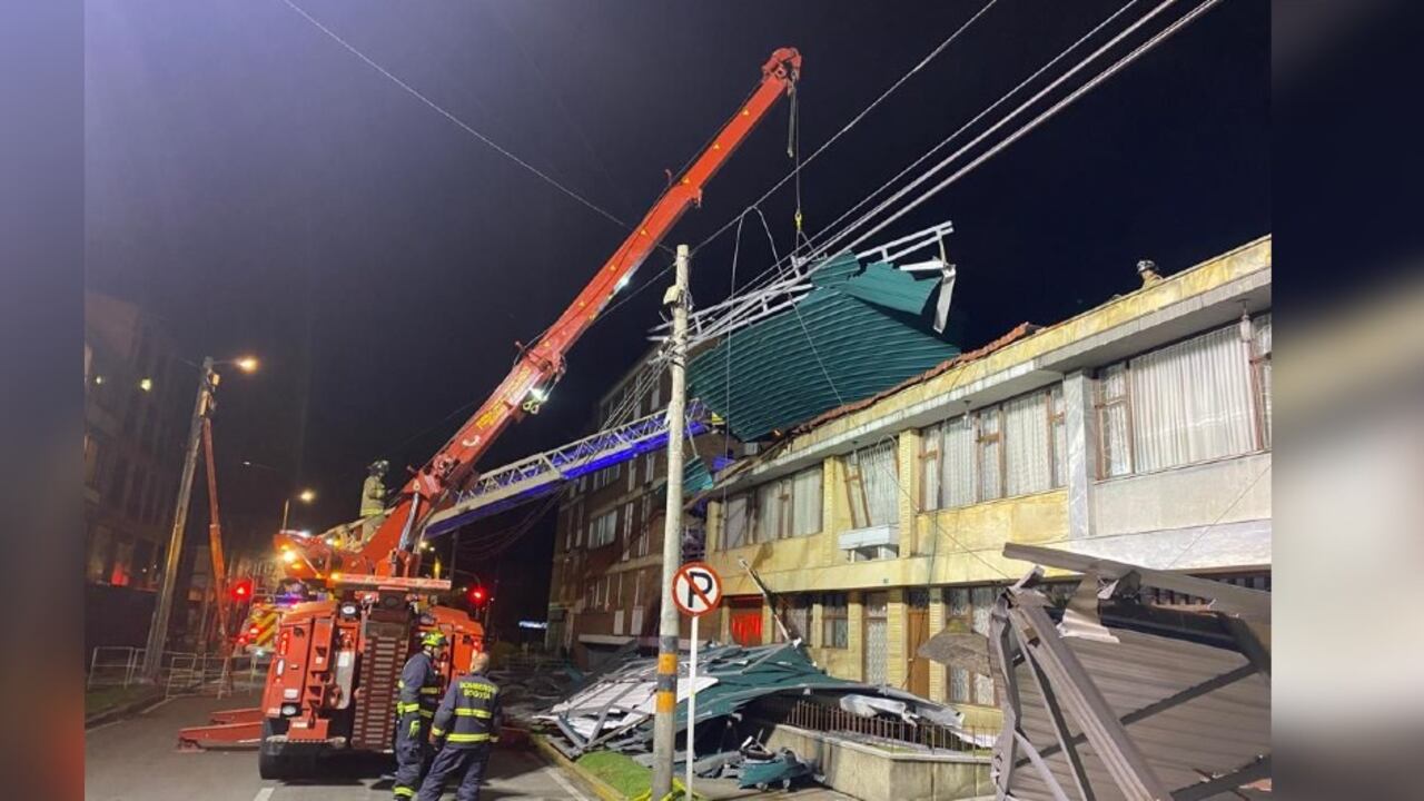 Personal operativo del IDIGER hizo presencia en los lugares de las
emergencias, evaluó los daños, verificó el estado de los ciudadanos que se
vieron afectados y se les entregaron las ayudas humanitarias: 132 tejas, kits de
limpieza y plástico.