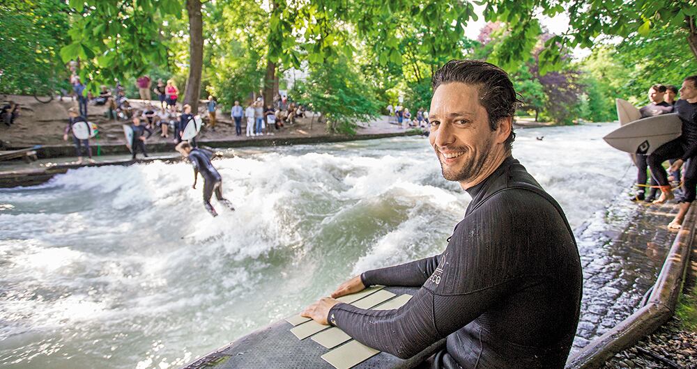 Una de las particularidades de la Eiswellw es que los surfistas deben esperar suturno a la orilla de la ola