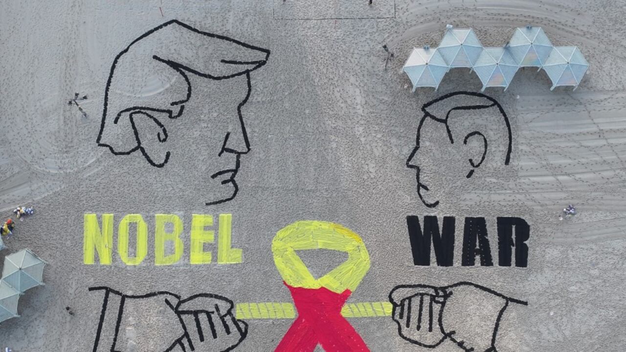 Una vista aérea de dibujos mientras un grupo de activistas en Israel organizaron una protesta cerca de la Embajada de Estados Unidos en Tel Aviv pidiendo un alto el fuego en Gaza y el regreso de los secuestrados, israelíes el 12 de septiembre de 2025