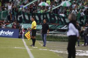 Jhon Jairo Bodmer dando instrucciones en la línea