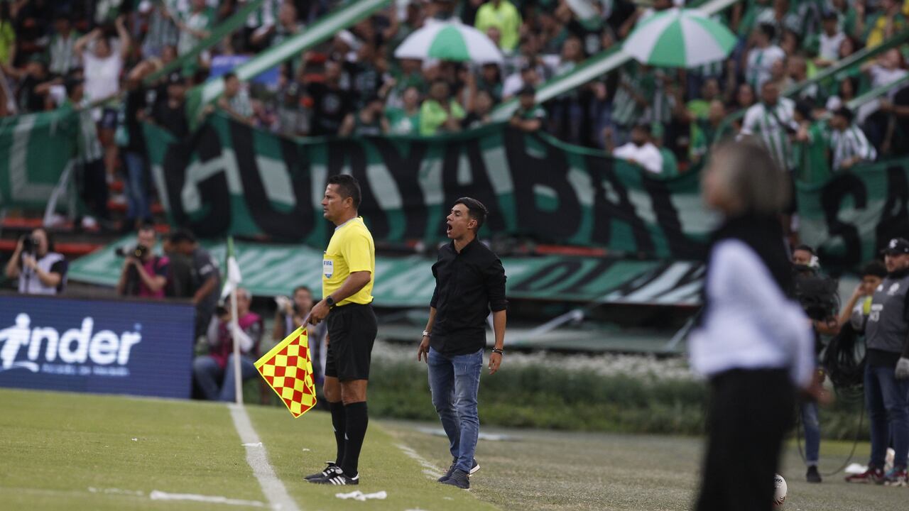 Jhon Jairo Bodmer dando instrucciones en la línea