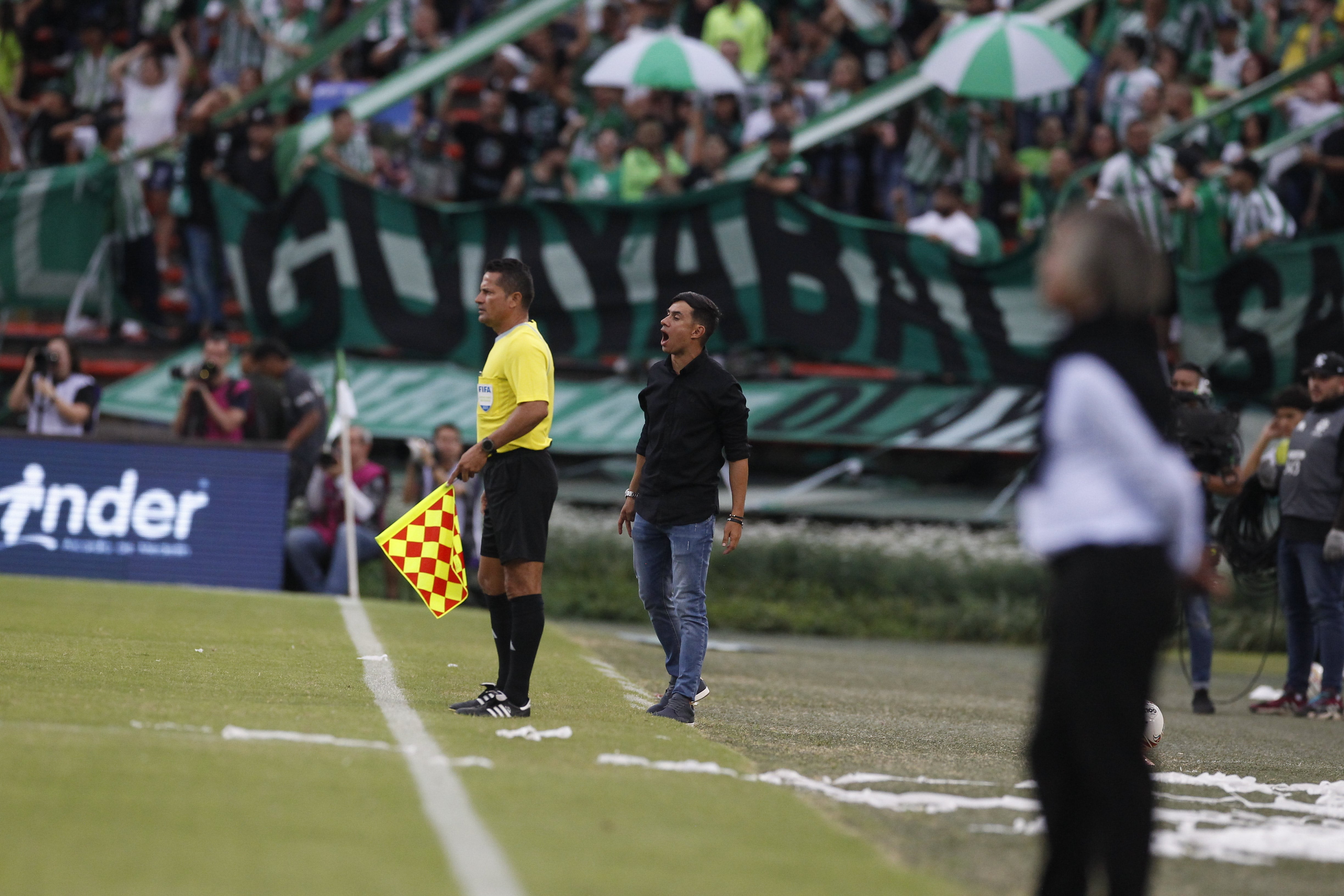 Jhon Jairo Bodmer dando instrucciones en la línea