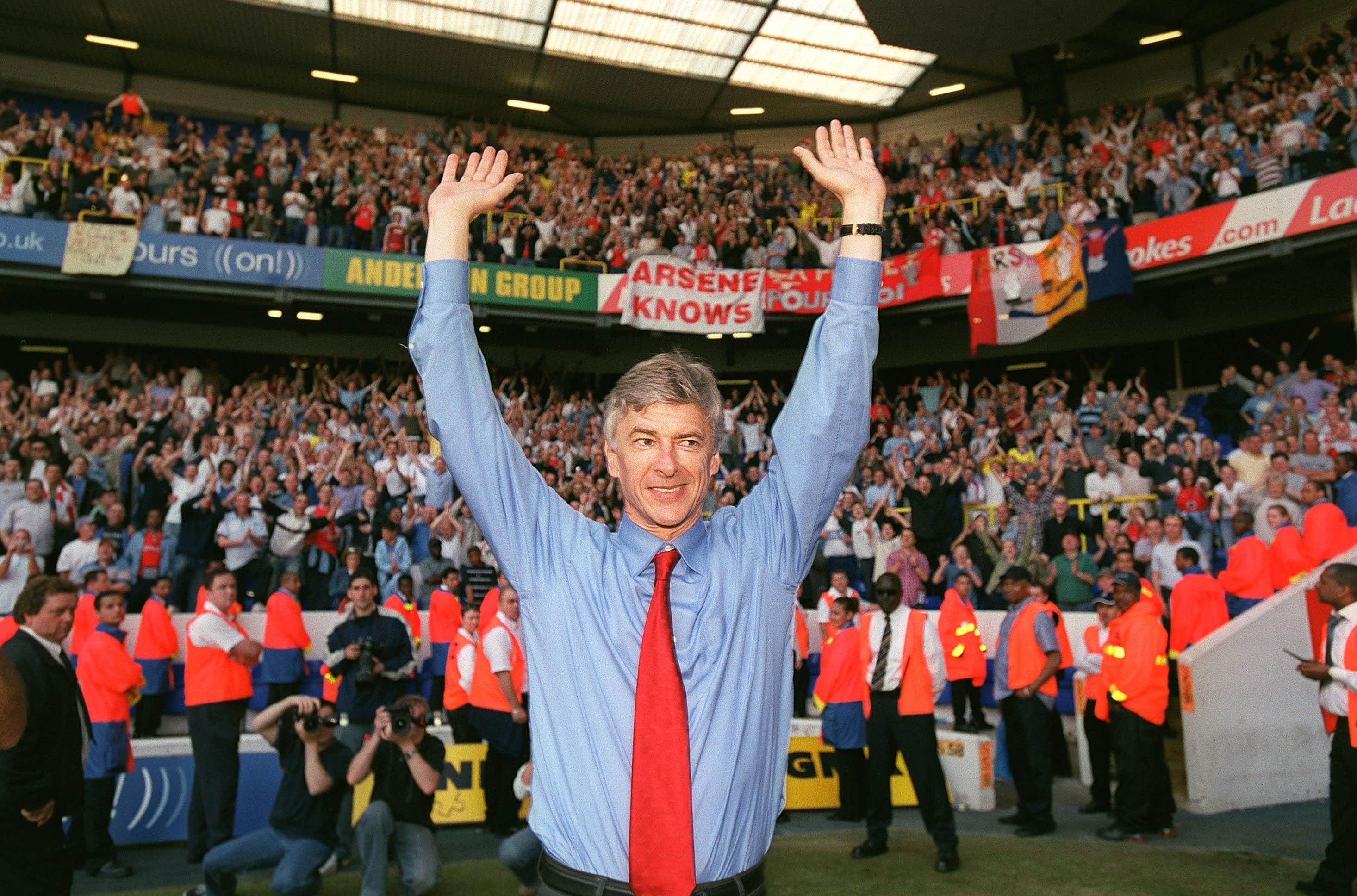 Arsene Wenger campeón de la Premier League 2003-2004.