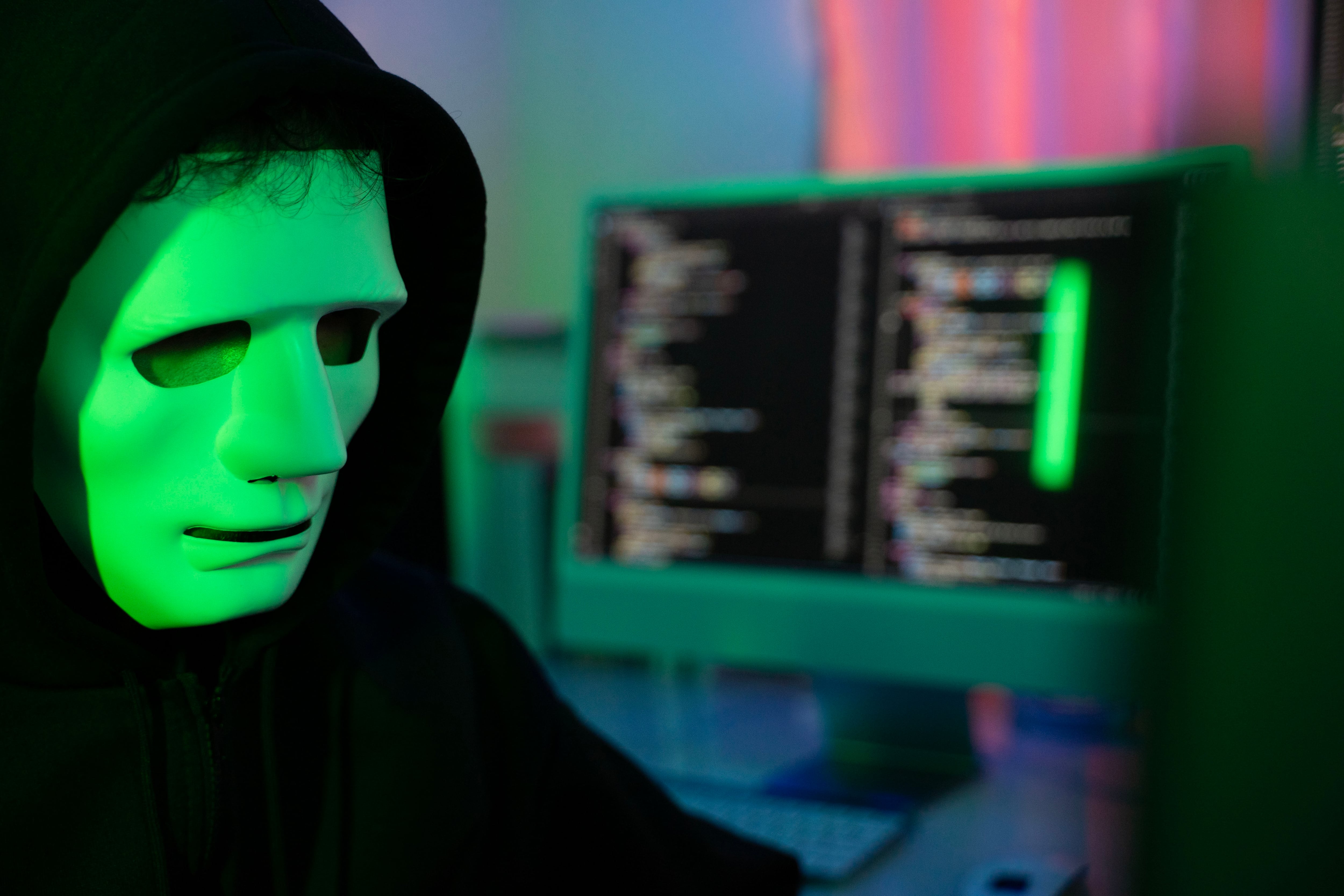 Imagen de referencia de un hacker con máscara.