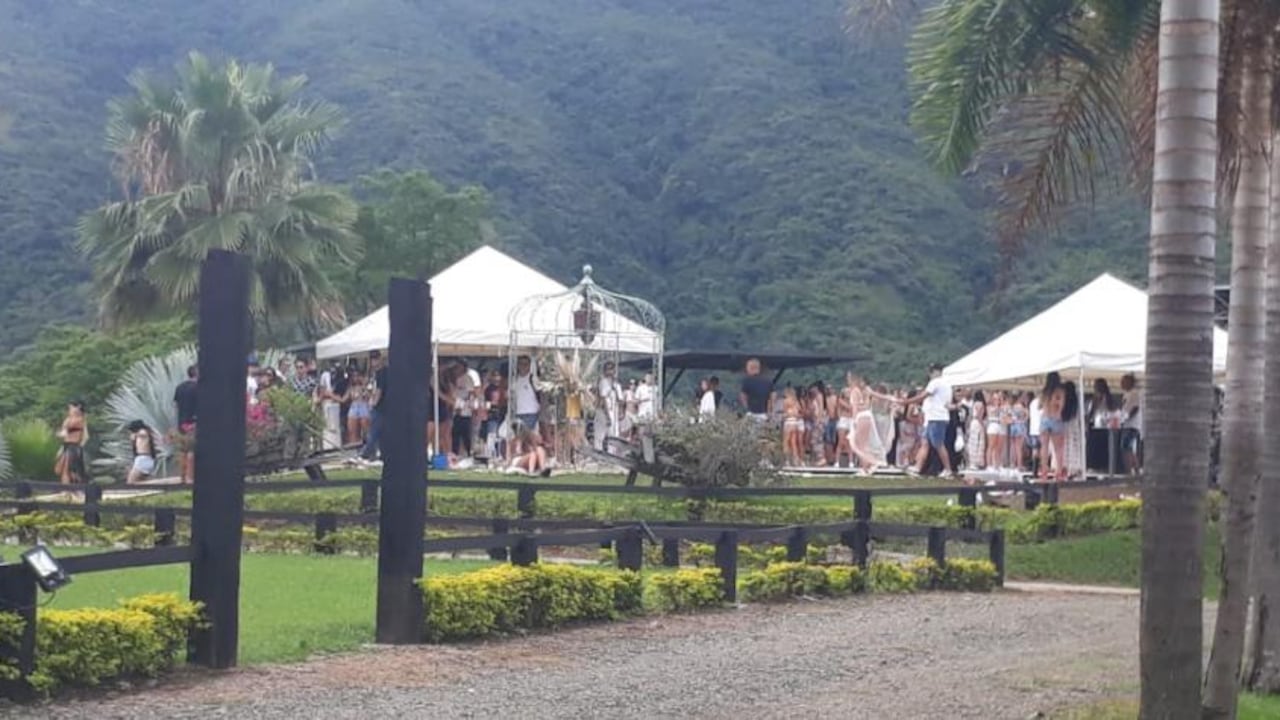Policía descubrió fiesta clandestina con más de 100 personas en Antioquia