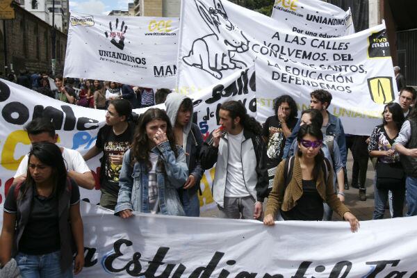 De manera pacífica, la comunidad universitaria marchó por las principales calles de Bogotá.