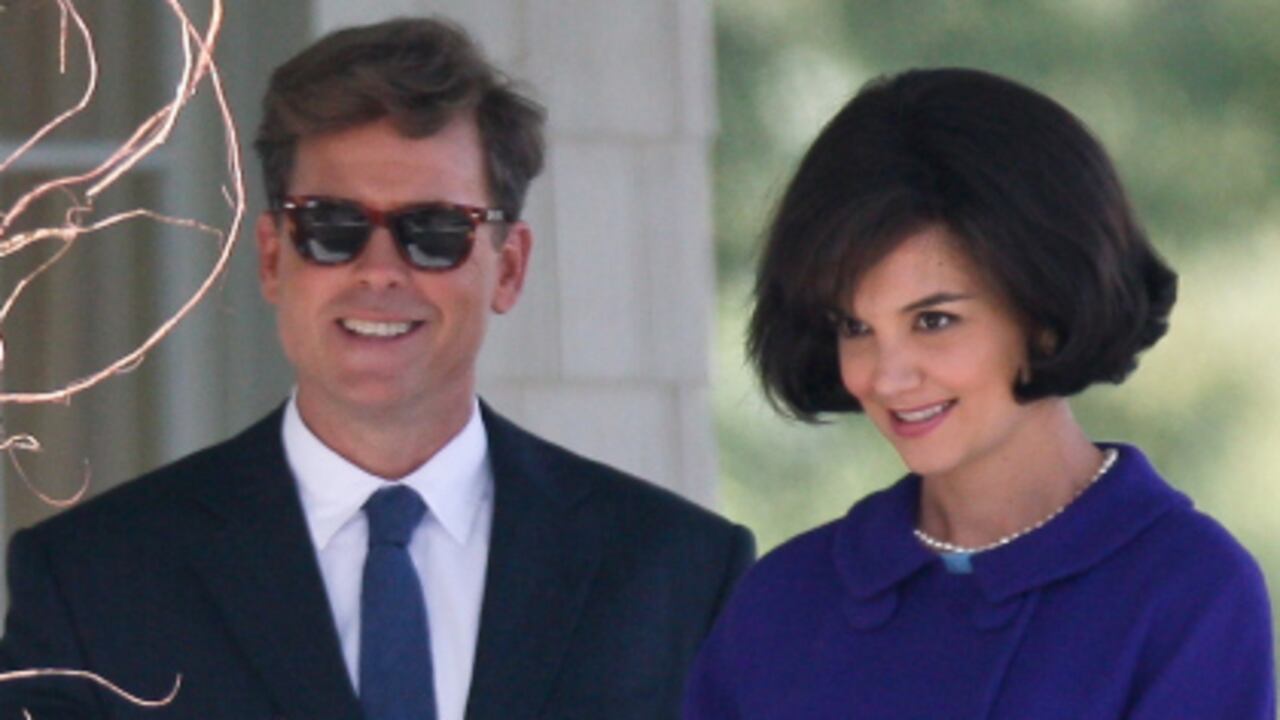 En la miniserie, Greg Kinnear interpreta a John F. Kennedy y Katie Holmes hace el papel de Jackie. El Presidente aparece retratado como un mujeriego compulsivo, al que le daban migrañas si no tenía relaciones cada dos días.