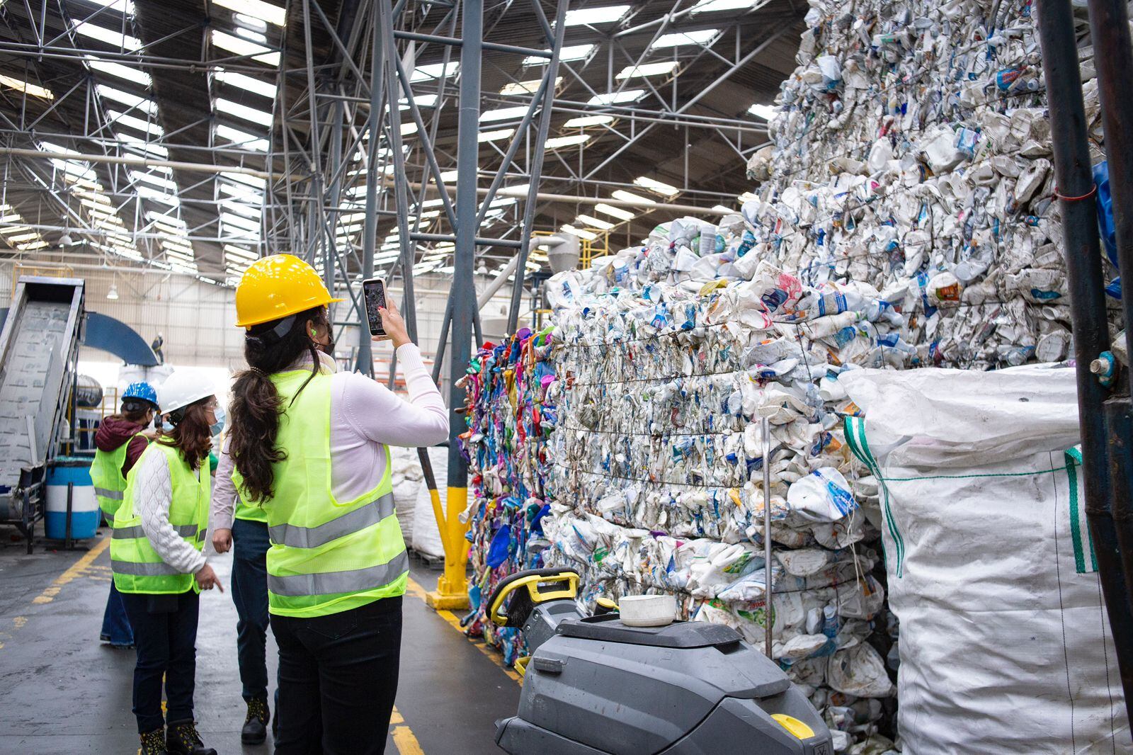 Operarios inspeccionan residuos clasificados en una planta de transformación en Bogotá.