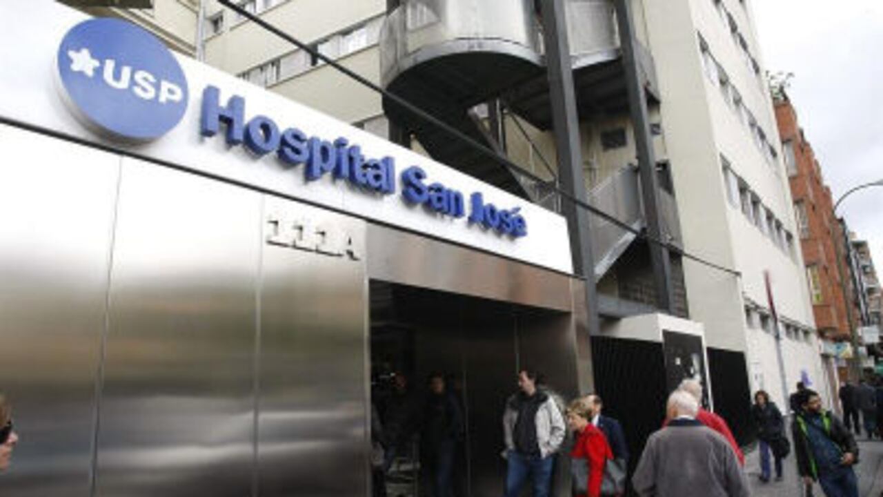 Entrada principal del Hospital San José donde el rey Juan Carlos se recupera con éxito de la intervención quirúrgica a la que ha sido sometido el sábado como consecuencia de una fractura de cadera que se produjo tras un accidente.