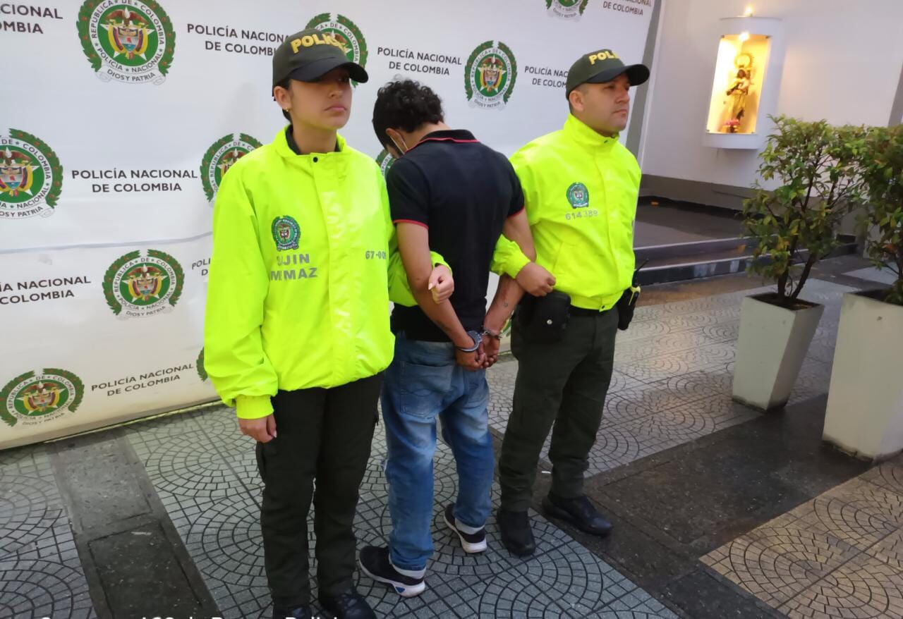 El hoy capturado presuntamente se dedicaba al hurto a personas mediante la modalidad de atraco bajo la utilización de arma cortopunzante