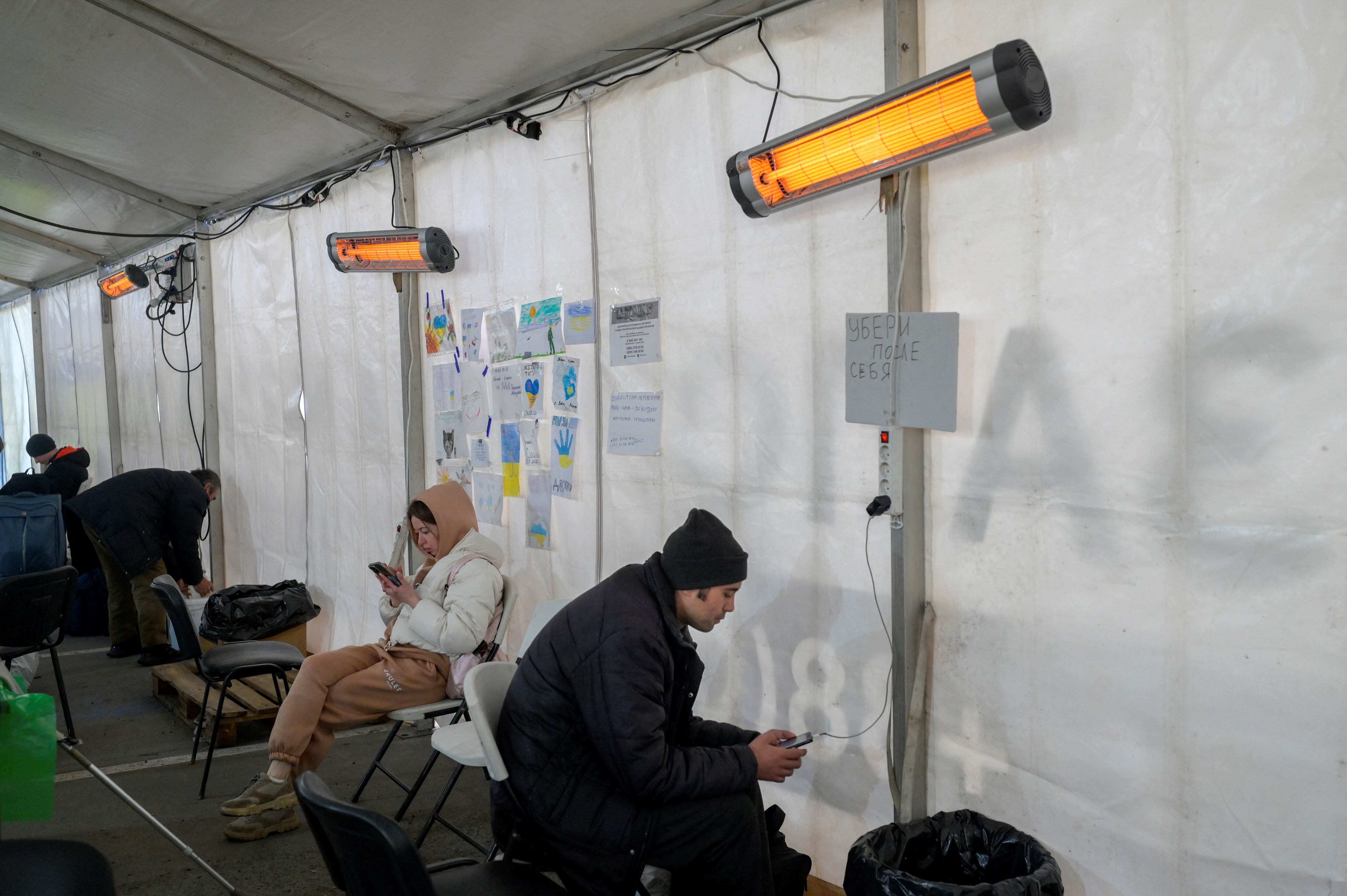 La situación de miles de refugiados a las afueras de Mariúpol es difícil, mientras el asedio de las tropas rusas continúa.