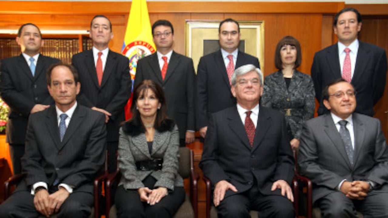 Los magistrados de la Corte Constitucional tienen una responsabilidad histórica. Arriba de izquierda a derecha: Gabriel Eduardo Mendoza Martelo, Jorge Iván Palacio Palacio, Humberto Antonio Sierra Porto, Jorge Pretelt Chaljub, Martha Victoria Sáchica, Mauricio González Cuervo. Abajo de izquierda a derecha: Juan Carlos Henao Pérez, María Victoria Calle, Nilson Pinilla, Luis Ernesto Vargas Silva