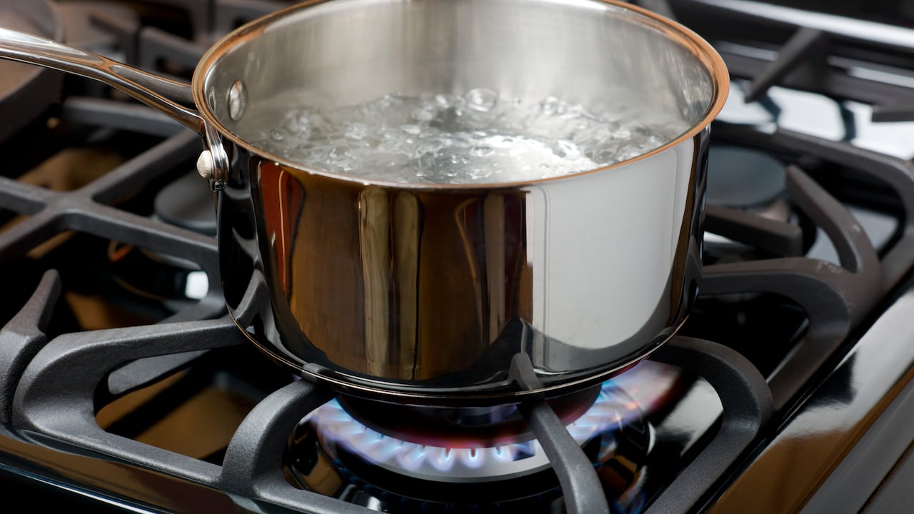 Hervir el agua es una práctica común en los hogares.