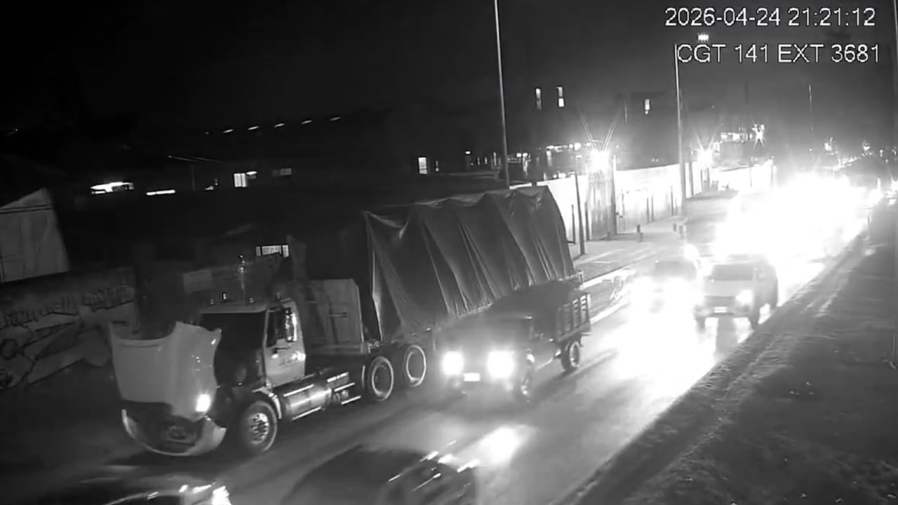 Tractocamión varado en la localidad de Ciudad Bolívar en la autopista Sur con calle 65F sur, sentido occidente-oriente.