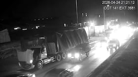 Tractocamión varado en la localidad de Ciudad Bolívar en la autopista Sur con calle 65F sur, sentido occidente-oriente.