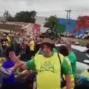 En su recorrido, el paso por encima de al menos uno de los manifestantes.