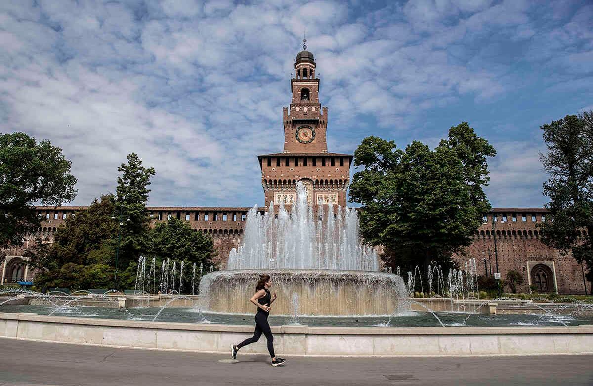 Una niña corre frente al castillo Sforza en Milán, Italia, el lunes 4 de mayo de 2020. ( Foto AP / Luca Bruno)