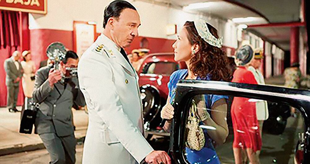 'Santa Evita' sigue la historia del cuerpo embalsamado de la mítica Eva Perón. De siete capítulos, está protagonizada por Natalia Oreiro (Eva) y Darío Grandinetti (Juan Domingo Perón).