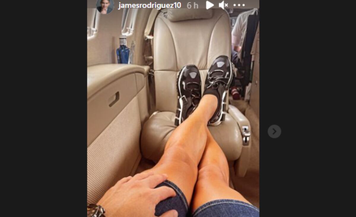 James Rodríguez en un avión