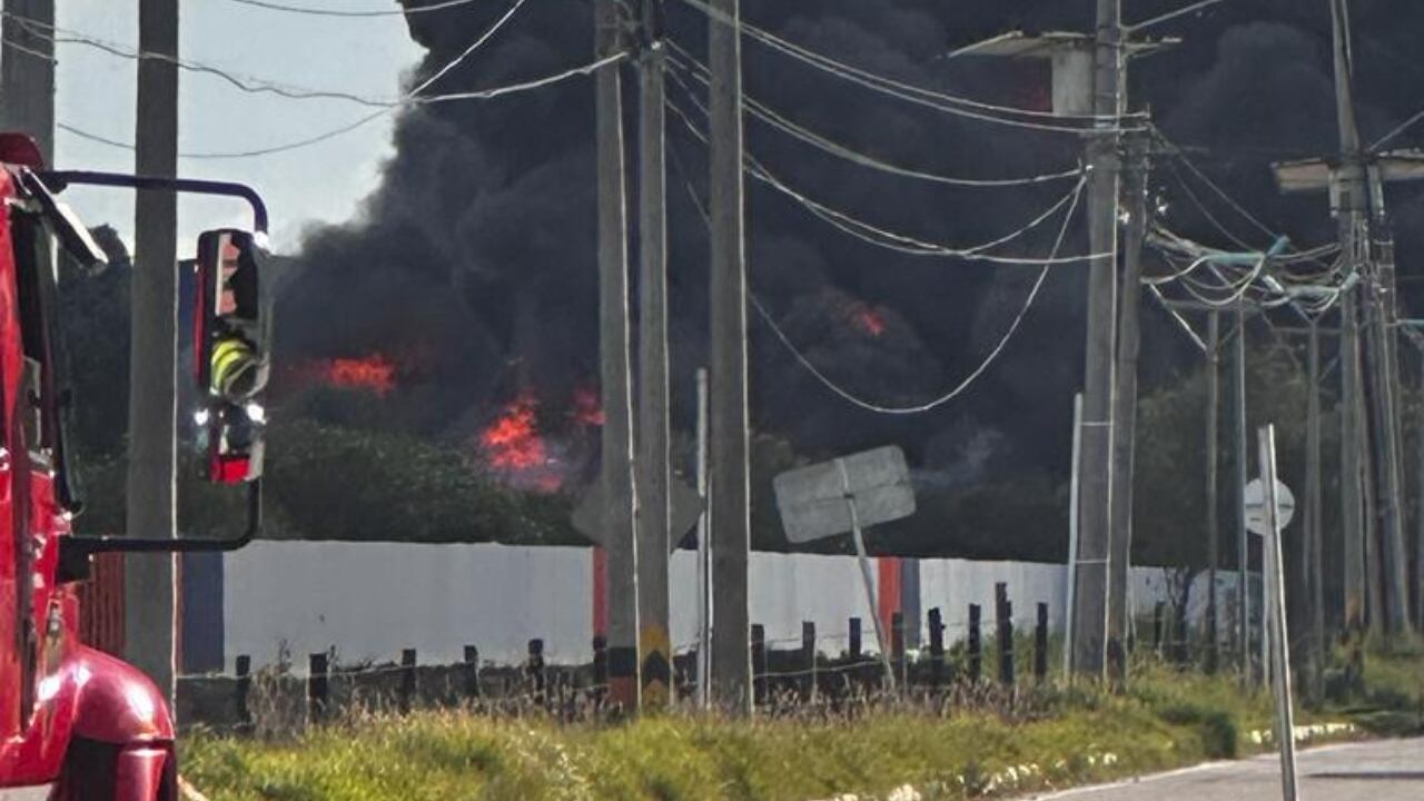 Los Bomberos de Cundinamarca se encuentran adelantando las labores de emergencia.