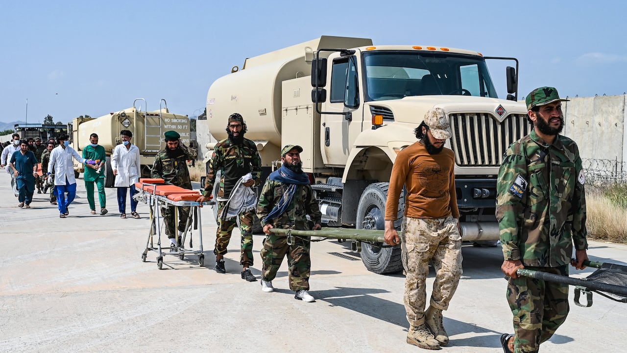 Personal médico afgano y de seguridad talibán transportan camillas para las víctimas evacuadas del terremoto a su llegada para recibir asistencia médica a Jalalabad el 1 de septiembre de 2025.