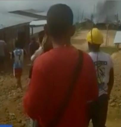 La comunidad viendo como se consumen sus casas por las llamas