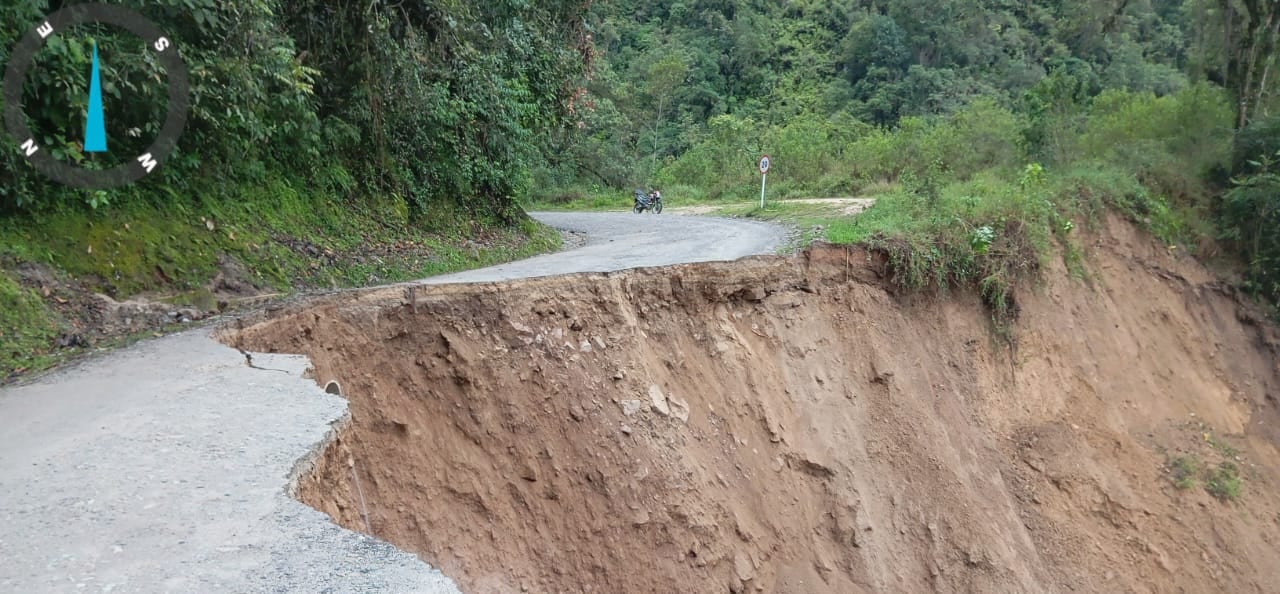 Así se ve la vía en Málaga (Santander), afectada por deslizamiento