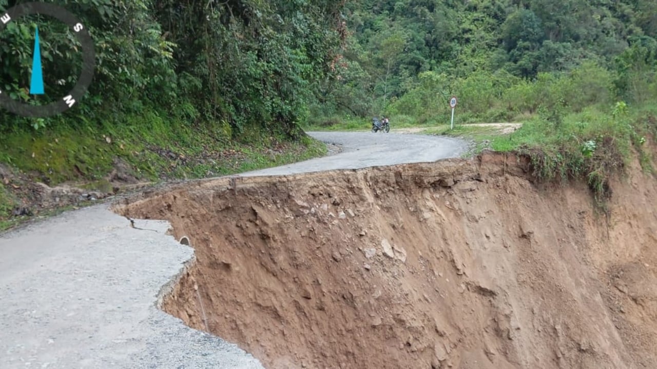 Así se ve la vía en Málaga, Santander, afectada por deslizamiento.