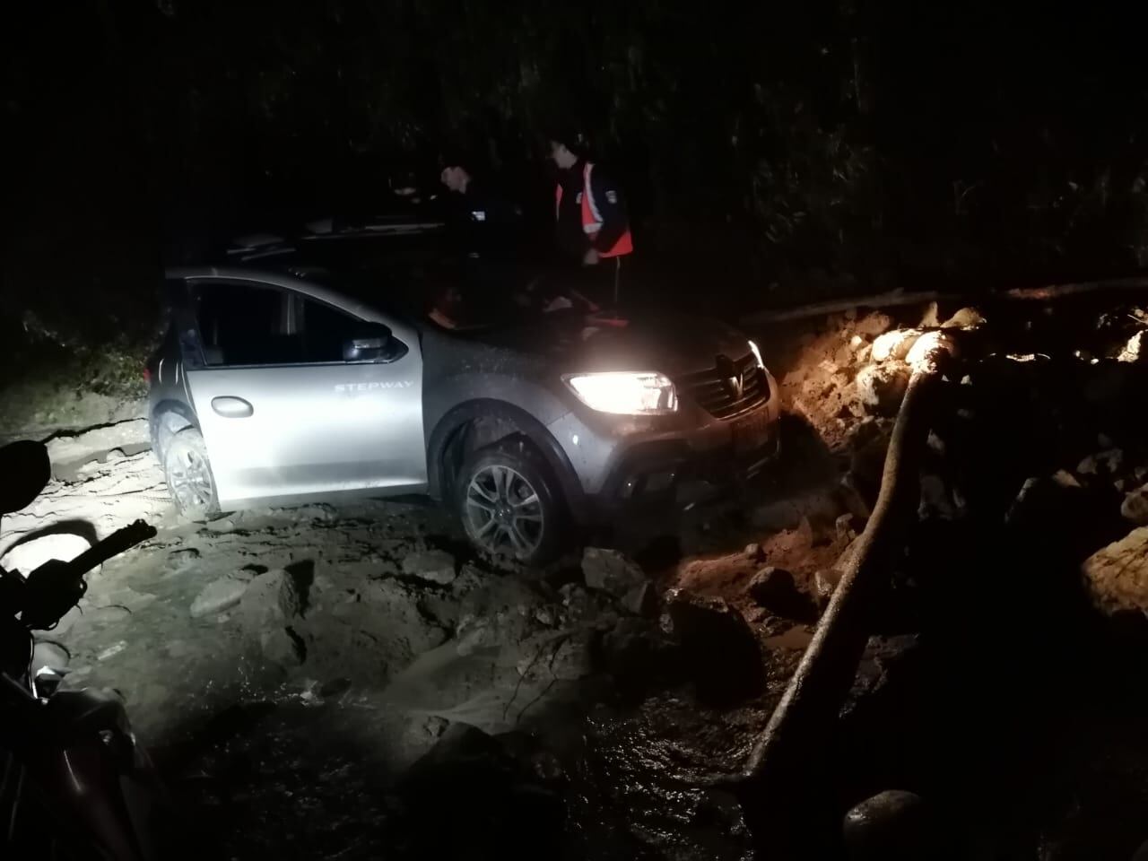 Un vehículo quedó atrapado en la afectación de la vía Los Curos - Málaga.