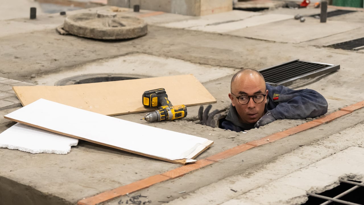 Santiago Reyes Villaveces monta su proyecto 'El Hueco', que expondrá del 6 de marzo al 4 de mayo de 2025 en la Galería Santa Fe.