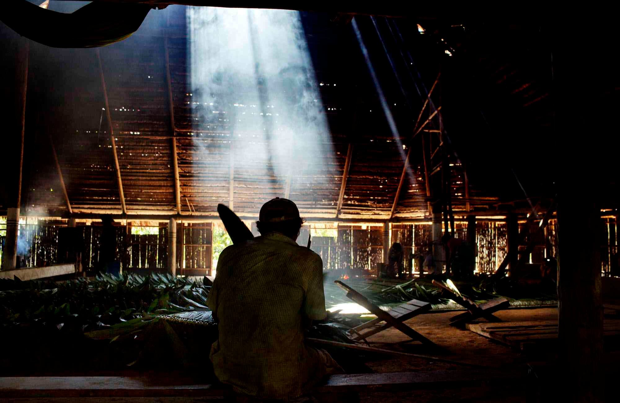 Los dos primeros capítulos (“Planta Sagrada” e “Hijos del Sol”) exploran las prácticas culturales de comunidades indígenas de Perú, Colombia y Bolivia en torno al cultivo y uso medicinal de la hoja de coca: su origen en la selva amazónica y su poder simbólico. Foto: Carlos Villalón.