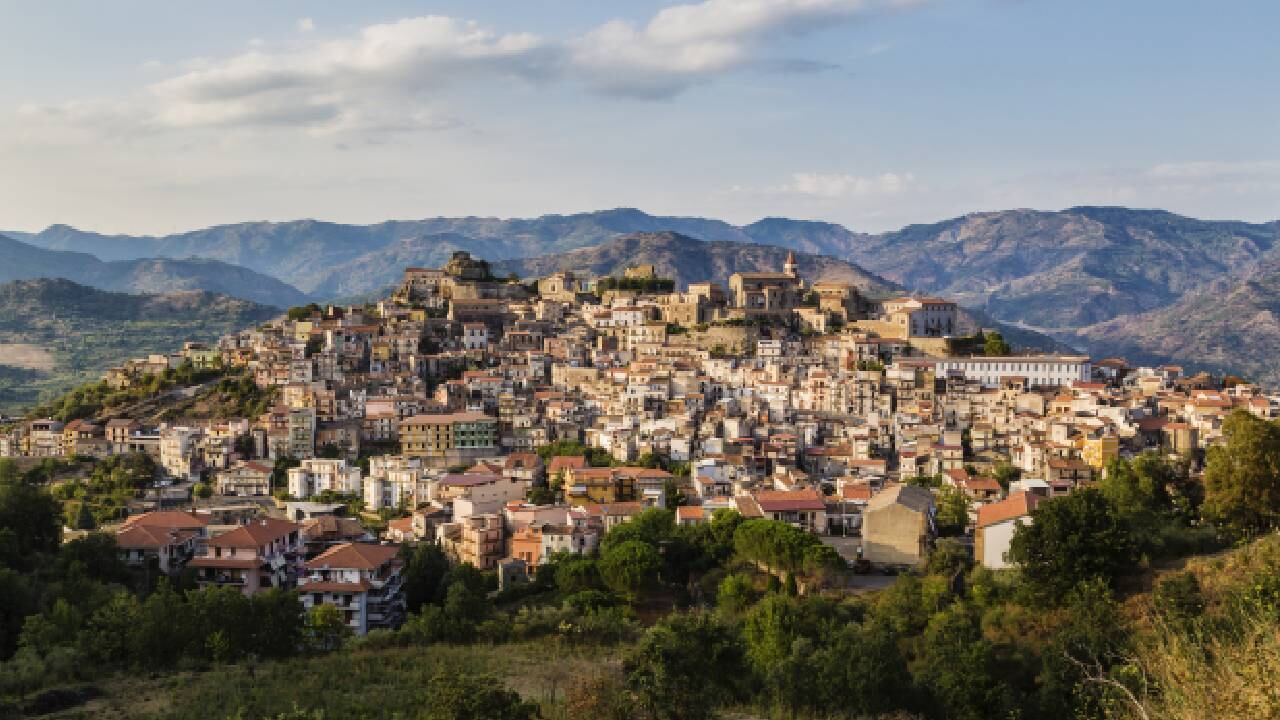 Imagen de referencia de poblado en Sicilia, Italia.