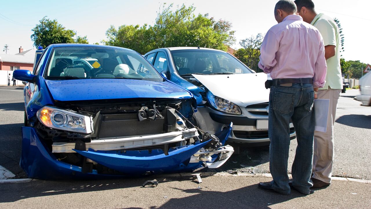 Las autoridades han logrado un duro golpe contra una red dedicada a los accidentes de tráfico simulados, medida que evidencia una preocupación creciente por este tipo de estafas en diferentes regiones.